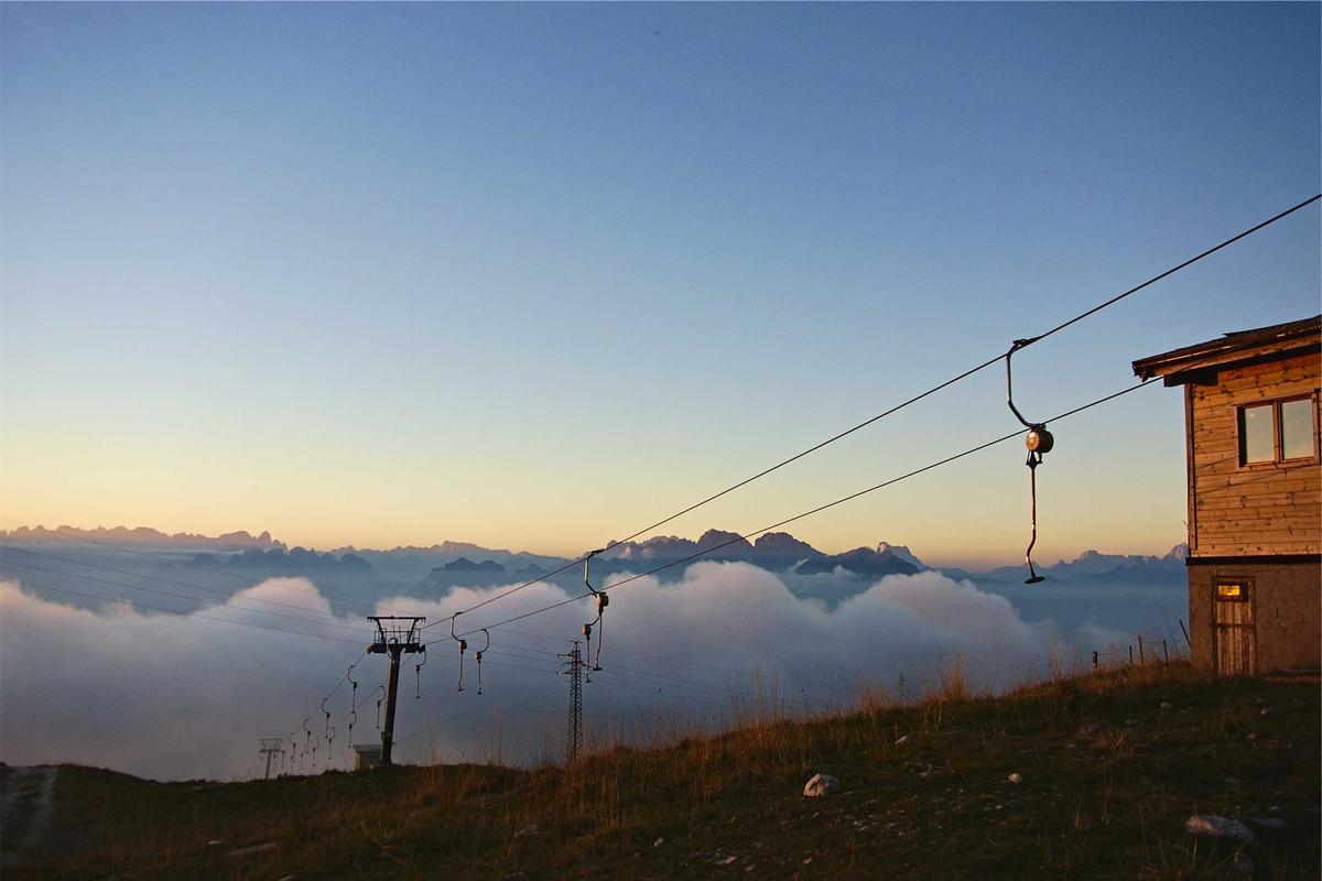 Harga Emas Hari Ini 27 April 2026: Antam Turun Rp16.000